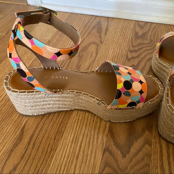 Kelly & Katie Sandal - Picture 4 of 8